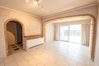 Goed gelegen, halfopen bebouwing op 251 m² met inkom, gastentoilet, ruime living met veranda, keuken, berging, 4 slaapkamers, badkamer,...