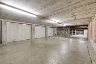 De inrit voor de wagen bevindt zich in het midden van de Kunstenaarslaan op 75 meter van de Zeedijk. De inkom voor voetgangers kan zowel via de...