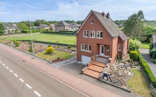 Deze te renoveren gezinswoning is gelegen in de Pastoor Dergentstraat te Gelrode, op een gunstige locatie met een vlotte verbinding naar Leuven en Aarschot. Dankzij de nabijheid van winkels, scholen en openbaar vervoer combineert deze woning een uitstekende bereikbaarheid met alle dagelijkse voorzieningen binnen handbereik.<br /><br />Via de inkomhal betreden we de woning, die uitgeeft op een ruime leefruimte met aansluitende eetplaats, keuken en veranda. Vanuit de eetplaats is er toegang tot de kelder en de inpandige garage, die eveneens bereikbaar is via de automatische sectionale poort aan de straatzijde.<br /><br />Zowel op het niveau van de garage als op de leefverdieping is een afzonderlijk toilet aanwezig.<br /><br />Op de eerste verdieping geeft de nachthal toegang tot drie slaapkamers, een badkamer en een derde toilet. Via een zolderluik bereik je bovendien de volledig afgewerkte zolderverdieping, die tal van mogelijkheden biedt als hobbyruimte, bureau of extra slaapkamers.<br /><br />De oostgerichte zijtuin vormt een aangename buitenruimte waar je kan genieten van de ochtend- en middagzon. Dankzij de gunstige oriëntatie biedt deze tuin tal van mogelijkheden om een gezellige buitenplek te creëren.<br /><br />Ben je op zoek naar een woning met een degelijke basis en veel mogelijkheden om ze volledig naar eigen smaak te renoveren? Dan is deze eigendom zeker een bezoek waard. Voor meer informatie of een bezoek kan je contact opnemen met Jan Schrijvers via 0495 18 95 81 of janschrijvers@immojanstas.be.<br /><br />Bijkomende info (EPC, bodemattest, vastgoedinformatie, enz...) kan U hier downloaden ↓