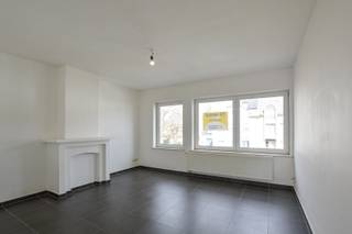 Zeer ruim duplexappartement te huur regio Oostende/Raversijde. Dit appartement bevat aparte inkom met trap naar verdiep, lichtrijke woonkamer en open ingerichte keuken. Op het 2e verdiep zijn er 2 ruime kamers, badkamer, wasruimte en zolderverdiep. Centrale verwarming op aardgas. Onmiddellijk beschikbaar. Maandelijkse huurprijs 950,00 euro/maand. EPC 396 kWh/m² (ref: OU29098).