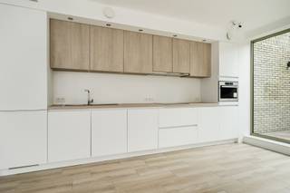<p><span>Modern en lichtrijk appartement met 2 slaapkamers en terras nabij Mechelen</span></p><p><span> </span></p><p><span> </span></p><p><span>Dit stijlvolle appartement is gelegen op de eerste verdieping van een modern gebouw en is vlot bereikbaar via de trap.</span></p><p><span> </span></p><p><span>Het appartement beschikt over een privatieve inkomhal met vestiaire en gastentoilet.</span></p><p><span> </span></p><p><span>De open leefruimte omvat een gezellige zithoek, eetruimte en keuken, en geniet dankzij de grote raampartijen van veel natuurlijk licht.</span></p><p><span> </span></p><p><span>Vanuit de leefruimte heb je een aangenaam zicht op het terras.</span></p><p><span> </span></p><p><span>De keuken is volledig uitgerust met alle hedendaags comfort: keramische kookplaat, dampkap, dubbele spoelbak, vaatwasmachine, combi-oven, koelkast en diepvriezer.</span></p><p><span> </span></p><p><span> </span></p><p><span>Verder is er een aparte berging voorzien met aansluiting voor wasmachine en droogkast.</span></p><p><span> </span></p><p><span> </span></p><p><span>Het appartement beschikt over 2 slaapkamers, waarvan er één via een elegante schuifdeur is afgezonderd van de leefruimte en beschikt over airconditioning.</span></p><p><span> </span></p><p><span> </span></p><p><span>De badkamer is uitgerust met een dubbele lavabo, douche en handdoekdroger.</span></p><p><span> </span></p><p><span> </span></p><p><span>Dankzij de ideale ligging bevindt u zich op wandelafstand van Borgersteinpark/Pasbrugbos, winkels en openbaar vervoer, met bovendien een vlotte bereikbaarheid met de wagen, vlakbij Mechelen en de R6 met aansluiting naar de E19.</span></p><p><span> </span></p><p><span> </span></p><p><span>De gemeenschappelijke kosten bedragen €50 per maand.</span></p><p><span> </span></p><p><span>Het appartement is beschikbaar vanaf 1 september 2026.</span></p><p><span> </span></p><p><span>Een modern en praktisch appartement met een functionele indeling, ideaal voor wie op zoek is naar een goed gelegen woonst. </span></p>