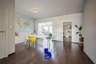 Welkom in deze ruime familliewoning met tal van opties.Het huis ligt op de grens van Oostende en Bredene.Dicht bij winkels en slechts enkele stappen...