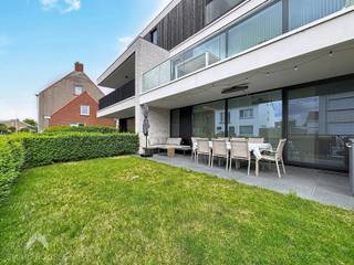 <p>Prachtig appartement op een rustige ligging in een kleinschalig gebouw met weinig appartementen. Gelegen op het gelijkvloers, met een aangename indeling en veel lichtinval. De grote, volledig geïnstalleerde open keuken sluit mooi aan op de ruime en gezellige leefruimte met zit- en eethoek, die uitkijkt op de tuin. De onderhoudsvriendelijke tuin met groot terras vormt een heerlijke buitenruimte om in alle rust te genieten. Verder beschikt het appartement over een apart toilet en een praktische berging met wasplaats. De ruime slaapkamer heeft een ensuite badkamer met inloopdouche en lavabomeubel, wat zorgt voor extra comfort en privacy. Het appartement beschikt over vloerverwarming in twee zones en domotica voor de verlichting. De tuin wordt onderhouden door een tuinman via de VME. Op wandel- en fietsafstand bevinden zich verschillende supermarkten zoals Delhaize, Okay en Aldi. Daarnaast is er elke zondagochtend een wekelijkse markt in de buurt.</p>
<p>Een garage (€25.000) en staanplaats (€15.000) zijn verplicht bij aan te kopen. Totale richtprijs van 299.000 euro incl. garage en staanplaats.</p>
<br />Extra troeven<br />
<ul>
<li>energiezuinig</li>
<li>zonnepanelen</li>
<li>gemeenschappelijke regenwaterput</li>
<li>hoogwaardig afgewerkt</li>
<li>rustig gelegen</li>
<li>garage en staanplaats</li>
<li>instapklaar</li>
</ul>
<br />Deze woning is te koop ZONDER makelaar via het concept van Smart Houses. Wenst u verdere inlichtingen of een bezoek? Contacteer rechtstreeks de eigenaar via 0478/68.55.71
