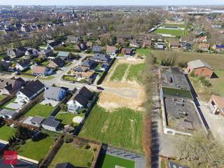 Mooi gelegen bouwgrond ZONDER BOUWVERPLICHTING 772m². Op wandelafstand tot centrum / Hernieuwenburg. Rustige ligging op einde doodlopende straat. <br />Voorschriften en alle info = info@dochy.be