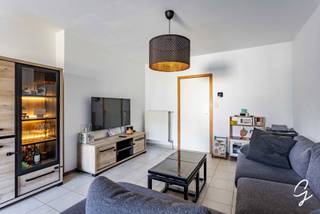 TE KOOP in Deinze<br /><br />
<p><span>In een rustige, doodlopende straat, vlak bij winkels, scholen en het station, bevindt zich deze uitstekende en energiezuinige woning met </span><strong><span>EPC-label A, conforme elektriciteit en zonnepanelen</span></strong><span>. Bovendien is de woning voorzien van </span><strong><span>airconditioning</span></strong><span>, wat zorgt voor extra comfort tijdens warme zomerdagen.</span></p>
<p><span>Bij binnenkomst verwelkomt de hal je in een ruime en lichtrijke woonkamer met zicht op de tuin. De open, volledig uitgeruste keuken sluit hier mooi op aan en vormt de ideale plek voor gezellige momenten met familie en vrienden.</span></p>
<p><span>Op de eerste verdieping bevinden zich drie ruime slaapkamers en een badkamer met ligbad, douche en tweede toilet. De grote zolder biedt daarnaast heel wat extra bergruimte en mogelijkheden.</span></p>
<p><span>De rustige, kindvriendelijke ligging combineert privacy en comfort met een uitstekende bereikbaarheid. Het station bevindt zich op wandelafstand en dankzij de nabijheid van de autostrade bereik je deze al na ongeveer 5 minuten.</span></p>
<p><strong><span>Een energiezuinige woning met veel comfort en een uitstekende ligging – ideaal voor gezinnen!</span></strong></p>
Richtprijs: 349.000 €<br /><br />Mis deze kans niet en neem vandaag nog contact op voor meer informatie of een bezichtiging in te plannen.<br />Contacteer Ruben via mail naar ruben@cornelis-goeman.be