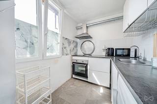 <p>Informatie & bezoeken: anastasia.s@weinvest.be | 02 315 77 22<span></span></p>
<p>Op wandelafstand van het gegeerde Koningin Astridplein ontdekt u een aangename woonwijk die bekendstaat om haar gezellige sfeer en uitstekende levenskwaliteit. U geniet van een onmiddellijke nabijheid van winkels, restaurants, scholen, openbaar vervoer en alle dagelijkse voorzieningen. Bovendien zijn de belangrijkste verkeersassen vlot bereikbaar, waardoor u snel het centrum van Brussel en de Ring bereikt.</p>
<p>Gelegen in een kleine mede-eigendom, bestaat het appartement uit een aangename en lichtrijke woonkamer, een keuken, twee slaapkamers, een badkamer en een klein balkon.</p>
<p>Het appartement dient opgefrist te worden, waardoor u het volledig naar eigen smaak en wensen kunt inrichten. Dankzij de functionele indeling en de gegeerde ligging is dit een uitstekende opportuniteit voor een eerste aankoop of een investering met een mooi potentieel.</p>
<p>EPC: G – CO₂-uitstoot: 142 kg/m²/jaar – Primair energieverbruik: 706 kWh/m²/jaar.<br />De elektrische installatie is conform.</p>
<p>Een mooie kans om uw droominterieur te creëren in een van de meest gegeerde wijken van Jette.</p>