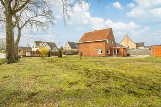 Gelegen op een aangename locatie bevindt zich deze steeds goed onderhouden doch te moderniseren woonst (bew. opp. 166m² welke uitbreidbaar is)...