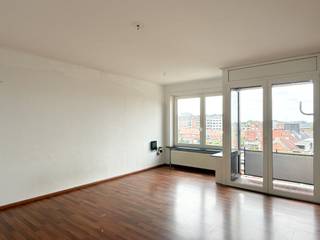 Op zoek naar een ruim appartement op een gunstige ligging nabij het centrum van Sint-Niklaas? Dan is dit appartement in de Peter Benoitstraat 54 mogelijks wat je zoekt.<br /><br />Het appartement is gelegen op de vierde verdieping en makkelijk te bereiken via de lift. <br /><br />Het appartement beschikt over een praktische indeling met een inkomhal, een lichtrijke leefruimte en een terras. De keuken sluit aan op een handige berging. Verder zijn er nog twee extra bergruimtes aanwezig in de hal, een apart toilet en een badkamer uitgerust met douche en lavabomeubel.<br /><br />Daarnaast omvat het appartement twee volwaardige slaapkamers.<br /><br />Mogelijkheid tot aankoop van een afgesloten garagebox aan €15.000.<br /><br />Gelegen nabij winkels, openbaar vervoer en het centrum van Sint-Niklaas, combineert dit appartement comfort met een uitstekende bereikbaarheid.<br /><br />Interesse? Plan je bezoek in via info@immo-jet.be.