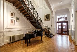 Deze indrukwekkende herenwoning combineert grandeur en hedendaags comfort op een toplocatie. De woning werd met oog voor detail gerenoveerd,...