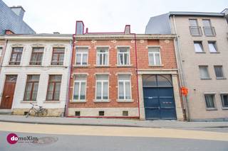 Charming renovated house with 2 bedrooms & garage in the center of Leuven Through the common entrance gate you enter the courtyard. You can easily...