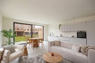 <p><span> </span></p><p><span>Droom je van een nieuwbouwwoning zonder aankoop onder btw-stelsel? Dan is dit je kans. In deze recent opgeleverde woning geniet je van alle hedendaagse comfort – warmtepomp, vloerverwarming, ventilatiesysteem, zonnepanelen en een E-peil onder 30 – waar je uitzonderlijk registratierechten op kan betalen. Gelegen in een rustige, doodlopende straat temidden het Boekenbergpark en Te Boelaerpark, woon je hier in een</span><span> </span><span>gezellige woongemeenschap en groene buurt met alle voorzieningen vlakbij. XL-staanplaats optioneel aan te kopen (€ 25.000).</span></p><p><span> </span></p><p><span>Licht, ruimte & hedendaags comfort</span></p><p><span>Van zodra je binnenkomt, valt de royale inkomhal op. De stijlvolle XL-tegelvloer loopt door over het volledige huis en zorgt voor een strak en tijdloos geheel. Er is meer dan voldoende plaats voor een vestiaire, terwijl aan de overzijde nog ruimte overblijft voor een speelhoek of een compacte thuiswerkplek. Links bevindt zich het gastentoilet met hangtoilet en lavabo.</span></p><p><span>Rechtdoor stap je de indrukwekkende leefkeuken binnen. Dankzij de hoekligging, het extra zijraam en het grote schuifraam naar de tuin baadt deze ruimte de hele dag in het natuurlijke licht. Binnen en buiten lopen hier naadloos in elkaar over. De moderne keuken is volledig uitgerust met Whirlpool-toestellen, waaronder een koelkast, diepvries met drie lades, combi-oven, vaatwasser, inductiekookplaat en een ruime spoelbak. Aansluitend bevindt zich de technische ruimte, waar alle technieken netjes zijn ondergebracht: ventilatiesysteem, aansluiting was-droogcombinatie, warmtepomp, omvormer van de zonnepanelen en de nutsvoorzieningen.</span></p><p><span> </span></p><p><span>Vier volwaardige slaapkamers en twee badkamers</span></p><p><span>Op de eerste verdieping bevindt zich de royale leefruimte aan de voorzijde van de woning. Dezelfde stijlvolle XL-tegelvloer loopt hier naadloos door en, in combinatie met de grote raampartijen, zorgt dit voor een aangename lichtinval en een heerlijk ruimtelijk gevoel. Achteraan vindt u de eerste slaapkamer: een comfortabele master bedroom met een prachtig uitzicht op de tuin dankzij de twee hoge raampartijen. De ensuite badkamer is stijlvol afgewerkt met kwalitatieve materialen en beschikt over een ruime inloopdouche, dubbel lavabomeubel met onderkasten en een grote spiegel.</span></p><p><span> </span></p><p><span>De tweede verdieping telt nog drie volwaardige slaapkamers, waardoor deze woning perfect is voor een gezin of wie extra ruimte zoekt. De nachthal baadt in het daglicht dankzij een lichtkoepel en geeft toegang tot een apart gastentoilet met handenwasser en de tweede badkamer. Net als de ensuite badkamer werd ook deze afgewerkt in dezelfde moderne, hoogwaardige stijl en uitgerust met een inloopdouche, ligbad en een dubbel lavabomeubel met onderkasten en spiegel.</span></p><p><span> </span></p><p><span>Groen wonen tussen twee parken</span></p><p><span>De ligging is een absolute meerwaarde. In deze rustige, doodlopende straat woon je tussen het Te Boelaerpark en het Boekenbergpark, met zijn bekende zwemvijver. Ideaal voor wie houdt van wandelen, lopen, fietsen of gewoon genieten van het groen. De woning maakt deel uit van een moderne woongemeenschap waar veel aandacht is besteed aan publieke ruimte en ontmoeting. Via de tuin heb je bovendien rechtstreeks toegang tot de gemeenschappelijke binnenruimte en speelzone. Winkels, scholen, supermarkten, tram, bus en een Velo-station bevinden zich vlakbij. Ook gezellige adresjes zoals Brasserie De Ekster liggen op wandelafstand, terwijl je dankzij de nabijheid van de Ring en belangrijke invalswegen snel in alle windrichtingen kan vertrekken.</span></p><p><span> </span></p>