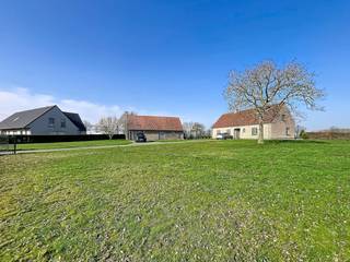 LIGGING: Deze charmante woning combineert absolute rust met een prachtig, weids uitzicht over het omliggende groene landschap van Knesselare. Op...