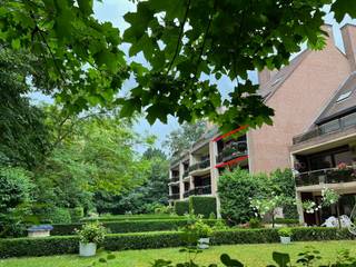 Gelegen met het  terras richting het park/kasteeltuin van Heule komt dit mooie appartement terug te huur na 17 jaar bewoning.<br />Het appartement werd recent herschilderd en er werd een nieuwe inloopdouche geplaatst met nieuwe dubbel lavabomeubel.<br />Indeling : <br />Ruime inkomhal met spiegelkast, apart toilet, 2 ruime slaapkamers, hele ruime leefruimte (30 m²), ruime aparte keuken (16 m²), terras met 2 wandkasten, zonnewering voorzien, berging aanleunend aan de keuken, badkamer met ligbad en douchemogelijkheid, ruime kelderberging, dubbel garage (achter elkaar parkeren) op de -1.<br />Keuken vaatwas eventueel over te nemen.<br /><br />Troeven : <br />- net naast de Heulse artsengroepspraktijk.<br />- apotheek op wandelafstand<br />- winkels en cafés op wandelafstand<br />- mooiste tuin van de regio, onderhouden met ons belastingsgeld.<br /><br />EPC : 161 kWh/m² - B-label<br />HP : 900 + 150 euro (GK) , excl water<br />Vrij : 01.10.2026, kan ook vanaf 15.09.2026<br />Huurwaarborg : 3 maanden (= 2.700 euro)<br />Huurcontract van 9 jaar.<br />P-score : A<br />G-score : A<br />Niet beschermd, niet op inventaris<br />Bezoek, bel : 0473/490758 of email info@expertimmo.be