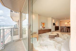Luxueus gerenoveerd 3-slaapkamerappartement op de Zeedijk in het Zoute. <br />Op een topligging tussen het Albertplein en de wandeldijk. <br />Schitterend gerenoveerd appartement met drie slaapkamers en een adembenemend uitzicht op zee.<br /><br />Indeling:<br />Ruime inkomhal met vestiaire en gastentoilet. De lichtrijke leefruimte met eet- en zithoek sluit naadloos aan op het terras met frontaal zeezicht. De open keuken is volledig uitgerust met Miele-toestellen en afgewerkt met een elegant werkblad in Italiaanse natuursteen (Pietra Bicci). Aansluitend is er een praktische berging/wasplaats.<br />De master bedroom beschikt over ingemaakte kasten en een ensuite badkamer met dubbele lavabo, bad, inloopdouche en toilet. De tweede en derde slaapkamer hebben eveneens ingemaakte kasten en een gedeelde douchekamer met dubbele lavabo, inloopdouche en toilet. <br />Alle badkamers zijn afgewerkt met Mortex en hoogwaardige natuursteen.<br /><br />Privatieve kelder in het gebouw. <br />Mogelijkheid tot de overname van een staanplaats in de residentie of meerdere staanplaatsen in nabij gelegen residenties. <br /><br />De gevel van het gebouw werd volledig gereinigd in het voorjaar van 2025.<br /><br />Dit unieke appartement biedt een perfecte combinatie van luxe, comfort en een uitzonderlijke ligging aan zee.