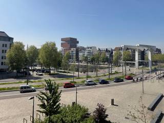<strong>Luxe appartement met zicht op 't MAS </strong>- Eilandje met zicht op 't Kattendijkdok, Havenhuis en de Londenbrug. Appartement 95m2 groot. Ruime leefruimte op parket met vloerverwarming. Loggia van 6m2 uitkijkend op het water. Achteraan, een perfect geïntegreerde keuken voorzien van alle toestellen, ingebouwde ijskast, diepvriezer, een inductie kookplaat, een warme luchtoven, inbouwvaatwasser. 2 comfortabele slaapkamers met de<strong> ramen uitkijkend op het dok. </strong>Verder op de hal een gastentoilet, de badkamer met <strong>inloopdouche,</strong> dubbele lavabo en toilet. 1 comfortabele slaapkamer, de tweede slaapkamer een kinderkamer of buro eveneens op parket. Fietsenberging op het gelijkvloers. Algemene kosten 135€ per maand verwarming inbegrepen.