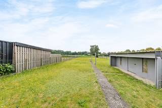 <p><span>Deze woning is rustig gelegen met een weids uitzicht op de achterliggende weilanden. Hier geniet u dagelijks van rust, ruimte en privacy, terwijl u tegelijk profiteert van een vlotte bereikbaarheid en goede verbindingsmogelijkheden!</span></p><p><span> </span></p><p><span>De woning beschikt op het gelijkvloers over een inkomhal met berging, een lichtrijke leefruimte, een keuken (voorzien van kasten en toestellen), een veranda, een badkamer uitgerust met ligbad en lavabo. Daarnaast is er een afzonderlijk toilet &amp; wasplaats aanwezig. Op de verdieping bevinden zich een nachthal, drie volwaardige slaapkamers en extra bergruimte.</span></p><p><span> </span></p><p><span>Extra info: Dubbele beglazing met PVC-buitenschrijnwerk, deels aanwezige rolluiken en CV op stookolie. De royale, ZW-georiënteerde tuin vormt een heerlijke plek om in alle rust van de zon en het groene uitzicht te genieten. Verder beschikt de woning over een vrijstaande garage en een ruime zolderverdieping bereikbaar via een valtrap.</span></p><p><span> </span></p><p><span>Bent u op zoek naar een woning met veel potentieel, een uitstekende ligging en tal van mogelijkheden om volledig naar eigen smaak in te richten? Dan is dit ongetwijfeld een opportuniteit die u niet wilt missen!</span></p><p><span> </span></p><p><span>Plan snel uw bezoek in en ontdek zelf de mogelijkheden van deze mooie woning voor het te laat is! Kenneth (kenneth.pollet@vastgoedhuys.be) 0472/03 25 88 of Melissa (melissa.cardaci@vastgoedhuys.be) 0486/54 71 80.</span></p>