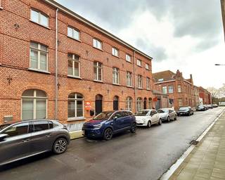 Deze woning bevindt zich op wandelafstand van het centrum van Ieper en is als volgt ingedeeld: de gelijkvloers bestaat uit een lichtrijke...