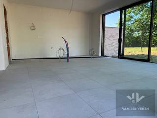 <strong><u>Ruime half open BEN-woning met 4 slaapkamers en inpandige garage te bewonderen in het gezellige Kermt.</u></strong><br /><br /><u><strong>Afwerking zit in het voorziene budget (ook de tuin, terras en inrit!).</strong></u><br /><br /><strong><u>TROEVEN</u></strong><br />- Goede bereikbaarheid<br />- Bijzonder energiezuinig <br />- Centrale ligging nabij Hasselt-centrum en verbindingswegen<br />- Moderne architectuur en praktische indeling<br />- Voldoende parkeergelegenheid<br />- Kwalitatieve afwerking<br />- Aanleg terras en oprit inbegrepen<br /><br />Op de Diestersteenweg in Kermt, op slechts 10 minuutjes van het bruisende stadscentrum, vinden we dit mooi staaltje architectuur van architect Koen Laurijssens terug. Het betreft twee halfopen nieuwbouwwoningen, die van buitenaf gezien samen één mooi, modern geheel vormen.<br /> <br />Huisnummer 261B is de rechtse woning: je beschikt over een bewoonbare oppervlakte van 209 m² met een inpandige garage en een mooie tuin. Gelijkvloers komen we binnen via de inkomhal, waar een vestiaire en een apart toilet voorzien zijn en je toegang hebt tot de inpandige garage. De leefruimte werd ingedeeld met oog voor privacy en esthetiek: het zitgedeelte werd gecreëerd als een aparte hoek, maar is toch niet volledig afgesloten van de keuken en het eetgedeelte. Met een prachtig uitzicht over je eigen achtertuin is het op de gelijkvloerse verdieping ultiem genieten van heerlijke momenten met het gezin. <br /><br />Via de trap bereik je de eerste verdieping, waar 4 volwaardige slaapkamers werden voorzien, evenals de badkamer, een douchecel mét wastafel en een tweede apart toilet. <br /><br />De keuken en badkamer kan nog door snelle beslissers worden gekozen naar eigen smaak,<br />Zo wordt uw huis een echte thuis! <br /><br />Het kleine stukje van de achterliggende voetweg (momenteel niet in gebruik) zal omheind worden.                                                     <br /><br />Wordt deze nieuwbouwwoning uw thuis? Bezorg ons je gegevens en Koen neemt contact voor een bezichtiging! <br /> 