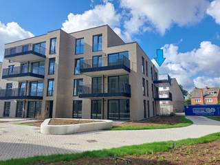 Dit spiksplinternieuwe appartement in Neerpelt-Centrum wordt verkocht!<br /><br />Dit appartement in een fantastisch mooi complex is instapklaar op zoek naar zijn eerste eigenaar. Het appartement is voorzien van alle nodige toeters en bellen. <br /><br />Via de lift (of de trappenhal) is er toegang naar dit appartement dat gelegen is op het tweede verdiep. We komen via een nette hal binnen die voorzien is van een nis voor jassen en schoenen te plaatsen.<br />De glazen deur tussen de hal en leefruimte is direct een mooie eyecatcher. In de leefruimte vinden we vervolgens een open keuken met een spoelbak, vaatwasser, inductievuur en afzuiging, combi-oven en koelkast. Ook is er een eiland waar je barkrukken kan plaatsen en gezellig kan zitten. Verder is er nog een berging naast de keuken, waar de voorziening is voor bergruimte alsook plaats om de wasmachine en droogkast te zetten.<br /><br />Vanuit de eetruimte hebben we direct aansluiting met de open keuken aan één kant en een gezellige zithoek aan de andere kant met een aangenaam terras. Dit terras is ruim 14m², waardoor je comfortabel buiten kan zitten met vrienden, familie en/of kennissen. <br /><br />Verder kunnen we vanuit de inkomhal ook naar het aparte toilet (voorzien van een lavabo), de badkamer met lavabo en inloopdouche, alsook naar de drie slaapkamers die voorzien zijn van dezelfde prachtige tegelvloer.<br /><br />In de kelder is er nog een zeer nette berging van bijna 5m². Verder zijn er nog twee ondergrondse autostaanplaatsen in de kelder, en drie gelijkvloerse fietsstaanplaatsen (veilig afgesloten). <br /><br />Het appartement beschikt over geothermie (grondwaterwarmtepomp), zonnepanelen, BringMe (digitale brievenbussen), ...<br /><br />Het E-peil van het appartement bedraagt 7 waardoor er ook vrijstelling is van het K.I. de eerste 5 jaar.<br /><br />Prijs:€ 403.603 excl. kosten<br />21% BTW: € 84.756,63<br />Totaal: € 488.359,63 (snelle beslissers kopen nog iets voordeliger, gezien het grondaandeel dan nog onder 12% registratierechten valt)!<br /><br />Ben jij op zoek naar een perfect instapklaar en ruim appartement?<br />Contacteer ons snel op 011 64 55 00 of info@vastgoedfransen.be.