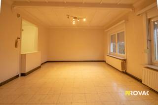 Rustig gelegen appartement op de 1ste verdieping met een vlotte bereikbaarheid naar de Rijksweg en de E403 in een kleinschalig appartementsgebouw bestaande uit een inkomhal voorzien van apart toilet, ruime lichtrijke living met deels open en ruime keuken, 2 slaapkamers, badkamer met ligbad/douche en lavabo en garage achteraan het appartementsgebouw. Geen lift aanwezig. Verwarming : CV op aardgas. Ref. : 9361.