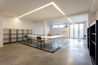 Ontdek dit unieke moduleerbare kantoor / polyvalente ruimte uit de jaren '60 op de trendy Slachthuissite. <br /><br />In 2015 is het pand volledig getransformeerd tot een moderne "loft office," perfect voor creatieve professionals. De ruimte is voorzien van alle comfort (vloerverwarming, alarmsysteem, douche, en toiletten) en kan op de gelijkvloerse verdieping eventueel nog uitgebreid worden met een extra 30m². <br /><br />Vanuit deze polyvalente ruimte heeft u eveneens een prachtig uitzicht over de stad. <br /><br />De gemeenschappelijke kosten omvatten de nutsvoorzieningen en de onroerende voorheffing. Deze kosten variëren al naargelang de gehuurde oppervlakte. <br /><br />Voor meer informatie kan u steeds contact opnemen met One vastgoed!