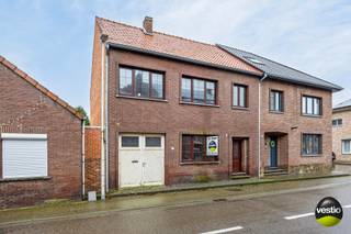 Deze gezinswoning, gelegen op een perceel van bijna 5 are, biedt een bewoonbare oppervlakte van 140 m² en beschikt over 3 ruime slaapkamers. De...