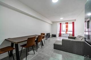 CHARLEROI – Face au Parc Reine Astrid | 2 ch | PEB B | ±6 % brut  Situé Boulevard Alfred de Fontaine, face au Parc Reine Astrid et à l’arrière du Palais de Justice, cet appartement 2 chambres profite d’une situation centrale, à proximité immédiate des commerces, transports et commodités.  Il se compose d’un spacieux living, d’une cuisine fonctionnelle, de 2 chambres, d’une salle de bain avec baignoire et d’un espace buanderie. Un balcon d’environ 1 m² et une cave privative complètent le bien.  Côté confort : PEB B, châssis à haute performance énergétique, chauffage par pompe à chaleur avec compteur individuel et installation électrique conforme.  Le bien est actuellement loué 820 €/mois à un locataire calme et respectueux, sans problème de paiement à ce jour. Sur base du loyer actuel et du prix de départ, la rentabilité locative brute est d’environ 6 % par an.  La copropriété est saine, bien entretenue et correctement gérée. L’immeuble dispose d’un ascenseur, d’un accès sécurisé par badge et d’un système de vidéosurveillance directement relié à la police. Le stationnement est aisé à proximité.  Faire offre à partir de 147.000 € (sous réserve d’acceptation du propriétaire).  Un investissement réunissant emplacement, 2 chambres, PEB B, locataire en place, sécurité et rentabilité locative intéressante.