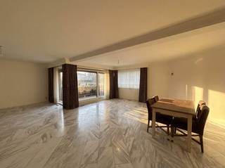 Zeer ruim gelijkvloers appartement voorzien van 2 (+1) slaapkamers, terrassen en afgesloten garagebox, gelegen nabij het centrum van...