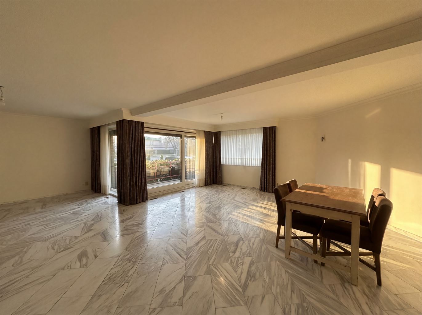 Zeer ruim gelijkvloers appartement voorzien van 2 (+1) slaapkamers, terrassen en afgesloten garagebox, gelegen nabij het centrum van Maaseik. - foto 3