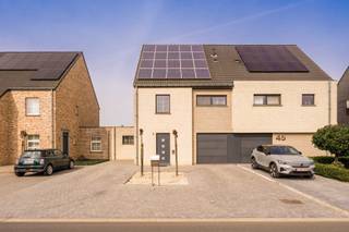 Halfopen bebouwing, centraal en residentieel<br /><br />Moderne, ruime en energiezuinige gezinswoning met 3 slaapkamers, garage en tuin met vergezichten op agrarisch gebied.<br /><br />Goedgelegen te Beveren-Kruibeke-Zwijndrecht (MELSELE)<br />Vlotte toegangswegen: E 17 gelegen op ca. 10 minuten rijden<br />E 34 gelegen op ca. 3 minuten rijden<br /><br />INDELING<br /><br />Gelijkvloerse verdieping: Ruime inkomhal, toilet, garage/berging en grote lichtrijke leefruimte met open keuken.<br /><br />Eerste verdieping: Nachthal, slaapkamer 1-2 en badkamer (inloopdouche en ligbad)<br /><br />Tweede verdieping: afgewerkte derde grote slaapkamer met dressing.<br />Troeven: Kwalitatieve afwerking, zonnepanelen, gashaard, dubbele beglazing, jacuzzi en direct instapklaar.