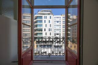 <strong>ORIGINELE DUPLEX MET RUIM DAKTERRAS IN HET HARTJE VAN OOSTENDE</strong><br />In de geklasseerde residentie Rembrandt, een prachtig gerenoveerd geheel van drie historische villa’s in de Van Iseghemlaan, bevindt zich deze unieke duplex. Het appartement combineert karaktervolle architectuur met hedendaags wooncomfort, op wandelafstand van zee, station en Kursaal.<br />De lift brengt u rechtstreeks tot op de derde verdieping, waar u binnenkomt via een inkomhal met gastentoilet en berging. De lichtrijke eetruimte met open keuken geeft uit op een gezellig terras met zicht op het Achturenplein. Aan de voorzijde bevindt zich een eerste slaapkamer met balkon en een stijlvolle badkamer.<br />Via de trap bereikt u de vierde verdieping: een sfeervolle leefruimte met directe toegang tot een uitzonderlijk groot en zonnig dakterras – een zeldzame troef midden in de stad. Daarnaast vindt u hier een tweede slaapkamer en extra badkamer.
<ul>
	<li>Oppervlakte : 115 m²</li>
	<li>EPC: A-label</li>
</ul>