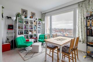 <p><span>Het pand bevindt zich in </span><span>’</span><span>t Groen Kwartier, een hippe en duurzame wijk op een steenworp van De Koninck Brouwerij met het unieke PAKT als middelpunt. Dankzij de nabijheid van talrijke bus- en tramverbindingen, Berchem-Station op wandelafstand en meerdere velo-stations in de buurt, geniet je van een uitstekende mobiliteit. Ook met de wagen bereik je de Binnensingel en de snelweg in een mum van tijd. </span></p><p><span>De studio bevindt zich op de negende verdieping van een goed onderhouden gebouw met tien verdiepingen, waarvan zowel het dak als de voorgevel geïsoleerd werden. De vaste kosten bedragen € 156/maand en omvatten onder andere water, verwarming (op stookolie met tussenmeters), blokpolis, syndicus, lift en het onderhoud en de elektriciteit van de gemene delen.</span></p><p><span>De studio werd zes jaar geleden volledig gerenoveerd en sindsdien piekfijn onderhouden. Zo is de elektriciteit conform, werden nieuwe aluminiumramen geplaatst en werd de vloer recent, in 2025, nog vernieuwd. Dit alles zorgt voor een comfortabele en instapklare unit.</span></p><p><span>Binnenin werd een aparte inkom gecreëerd aan de hand van een praktische vestiairekast. De lichtrijke leefruimte (31 m²) geniet dankzij de grote raampartij van een prachtig panoramisch zicht over de stad. De open keuken, uitgerust met alle hedendaags comfort, biedt toegang tot het balkon met oostoriëntatie — ideaal om te genieten van de ochtendzon. De badkamer (3 m²) is voorzien van een douchecabine en lavabo, en het toilet is apart.</span></p><p><span>Kortom, deze instapklare en lichtrijke studio combineert comfort, ligging en uitzicht, en vormt de ideale uitvalsbasis voor starters of een interessante investering.</span></p><p><span>Ben je op zoek naar een instapklare studio op een toplocatie met prachtig uitzicht? Mis deze kans niet! Bewoonbare opp. 35 m² – ref.: bruto vloeropp. Voor meer info of een gratis schatting surf naar </span><span><span>www.hansimmo.be</span></span></p><p><span> </span></p>