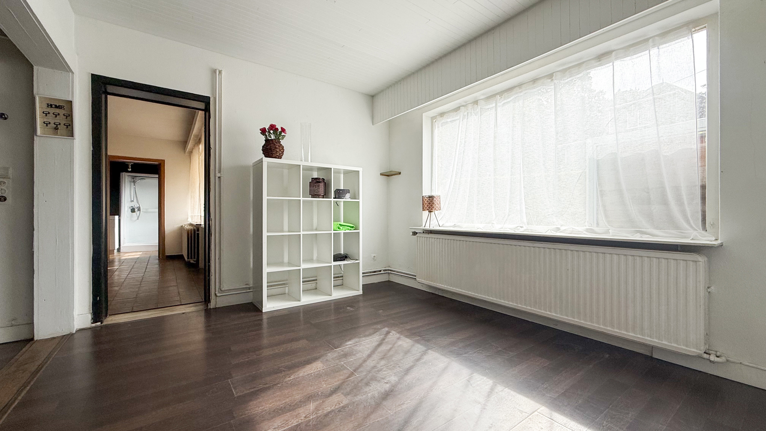 Deels gerenoveerde woning met ruime leefruimte en 3 slpkms! - foto 4