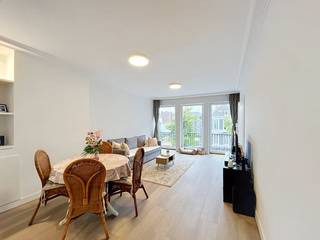 Dit volledig gerenoveerde appartement met uniek zicht op de Brugse reitjes is te huur in het centrum van Brugge. Het appartement telt twee slaapkamers en combineert comfort met een topligging. Indeling: - 2°V.: woonkamer (32 m²) - keuken voorzien van inductie kookplaat, dampkap, frigo, diepvries, vaatwas en oven (7 m²) - twee slaapkamers (14 m² - 11 m²) met balkon - badkamer voorzien van douche, lavabo en aansluiting wasmachine (4 m²)- Kelderberging - Zolderberging - GarageboxAlgemeen:- Huurprijs appartement: €1.050,00/maand incl. garagebox- Provisie gemeenschappelijke kosten: €50,00/maand- Beschikbaar vanaf 01/09/2026Troeven:- Lichtrijk- Centraal gelegen &amp; omgeven door winkels- Volledig gerenoveerdDe snelste manier om een bezoek te brengen aan dit pand? Vraag je bezoek aan via de roze knop op onze website (www.dewaele.com) en je wordt gecontacteerd door één van onze verhuurexperten.