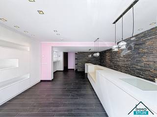 In het bruisende centrum van Aartrijke vind je deze instapklare handelszaak, ideaal voor wie op zoek is naar een goed bereikbare en zichtbare...