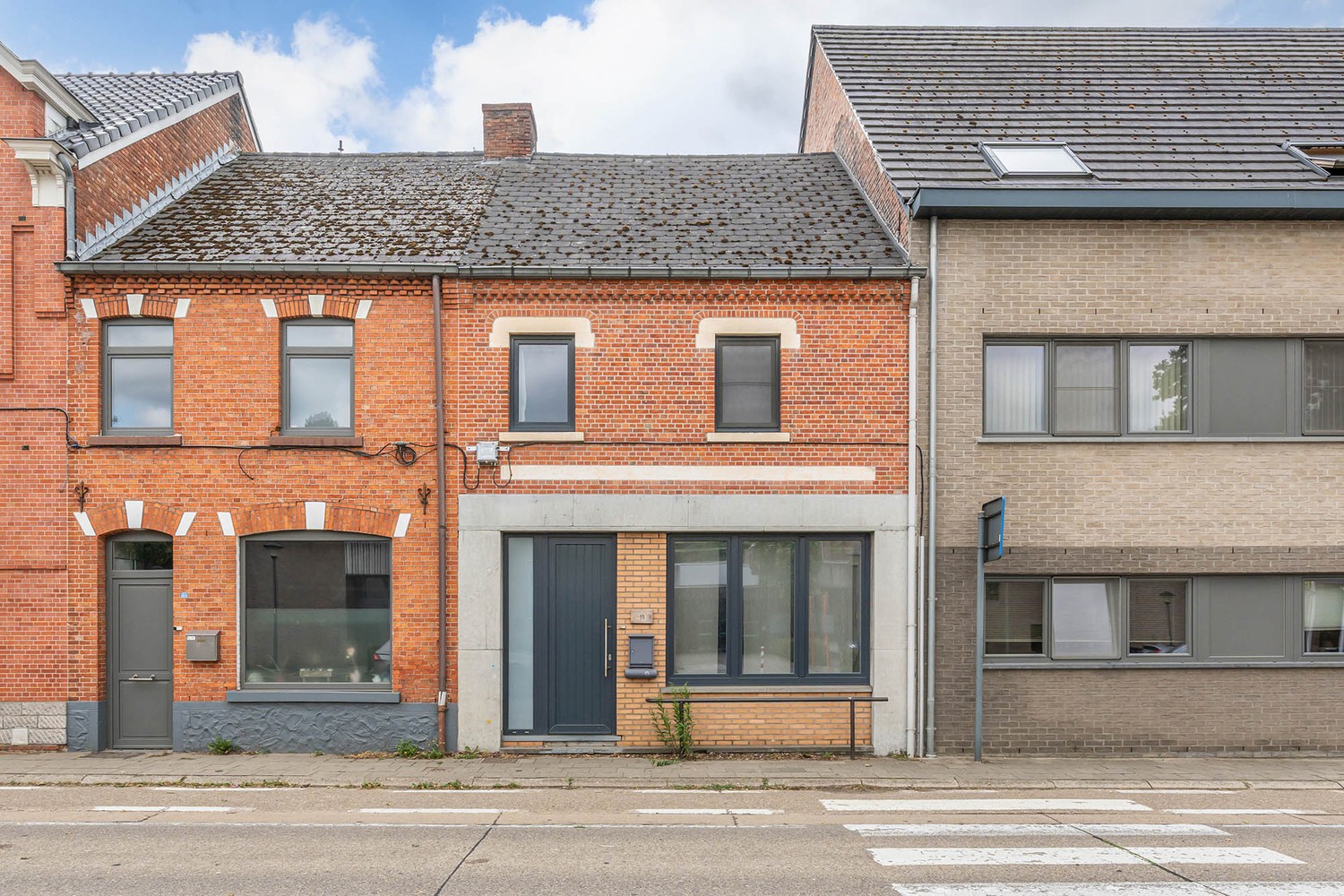 Deels gerenoveerde rijwoning met 4 slaapkamers vlakbij centrum Paal - foto 1