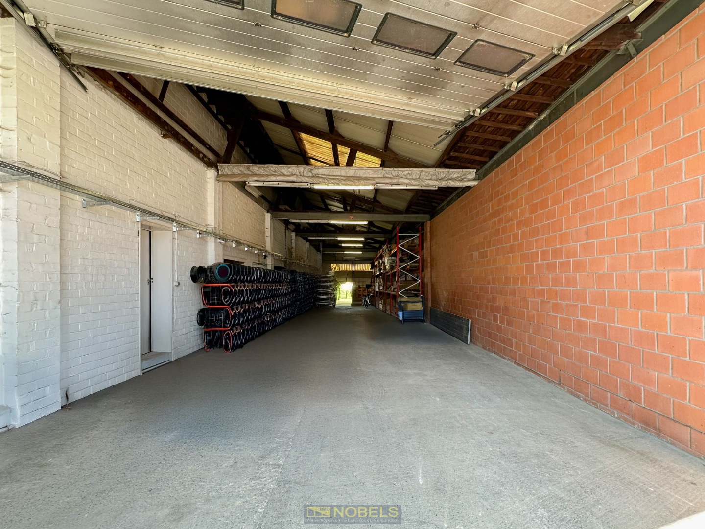 Te koop, veelzijdige eigendom met magazijn (300m²), opslagruimte en bureel te Ronse - photo 1