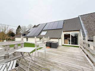 <p><strong>ENERGIEZUINIG APPARTEMENT MET TERRAS</strong><span> en </span><strong>DRIE SLAAPKAMERS</strong><span> in het landelijke en rustige Goeferdinge, een deelgemeente van Geraardsbergen. Deze aantrekkelijke eigendom verwelkomt u met een lichtrijke leefruimte en een </span><strong>GEÏNSTALLEERDE OPEN KEUKEN</strong><span> die naadloos aansluit op het </span><strong>GROTE, GEZELLIGE TERRAS</strong><span>. De </span><strong>DRIE VOLWAARDIGE SLAAPKAMERS</strong><span> bieden tal van mogelijkheden voor </span><strong>STARTERS, THUISWERK OF HOBBYRUIMTE</strong><span>, terwijl de moderne badkamer en </span><strong>APARTE BERGING</strong><span> zorgen voor extra praktisch comfort. Bovendien is er ruimte voorzien om </span><strong>FIETSEN VEILIG TE STALLEN</strong><span>. Dankzij de </span><strong>CONFORME ELEKTRISCHE INSTALLATIE</strong><span>, </span><strong>WARMTEPOMP</strong><span>, </span><strong>ZONNEPANELEN</strong><span> en een </span><strong>THUISBATTERIJ</strong><span> geniet u hier een uitstekende energieprestatie, bekroond met een </span><strong>EPC-LABEL A</strong><span>. Gelegen in een </span><strong>GROENE OMGEVING </strong><span>met vlotte verbindingen naar omliggende centrum Geraardsbergen en verschillende </span><strong>WANDEL-EN FIETSNETWERKEN VAN DE VLAAMSE ARDENNEN</strong><span>. Een ideale opportuniteit, tegen een </span><strong>BETAALBARE PRIJS</strong><span>, om </span><strong>FUTURE-PROOF</strong><span> te wonen. </span><strong>GEEN SYNDICKOSTEN</strong><span>! </span><span>Beschikbaar vanaf 01/10/2026.</span></p>
<br />Adres: Schoolstraat 78 bus 2 te Geraardsbergen<br /><br />EPC label A; P-score D, G-score: D