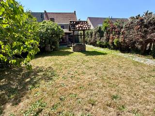 Te renoveren authentieke halfopen woning met goed onderhouden en ruime tuin (810m²) in het centrum van Adinkerke.<br /><br />De woning heeft een bewoonbare vloeroppervlakte van 237m² en is gelegen vlakbij scholen, winkels en de autostrade. <br /><br />Gelijkvloers: Inkomhal, woonkamer, ruime keuken, badkamer, bijkeuken, apart toilet, garage. <br />1e verdiep: Nachthall, apart toilet en 4 ruime slaapkamers<br />Zolderverdieping die nog kan worden ingericht. <br /><br />EPC: 808kWh/m² - Label F <br />Deze woning valt onder de renovatieplicht voor residentiële woningen. <br /><br />Meer info en virtueel bezoek: www.immodepanne.be