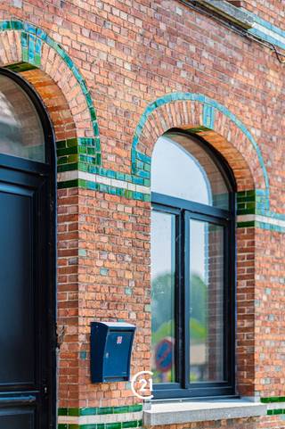 <p>Welkom in deze charmante woning gelegen in het hartje van Geraardsbergen. Dit karaktervolle pand met zijn authentieke bakstenen gevel integreert zich perfect in de historische omgeving van de stad. Met een bewoonbare oppervlakte van 124m² biedt deze woning alle nodige voorzieningen voor een comfortabel gezinsleven.</p><p>De woning beschikt over drie ruime slaapkamers. Het gebouw is recent gerenoveerd met aandacht voor modern leefcomfort. De keuken is voorzien van hedendaagse inrichting, compleet met ingebouwde apparatuur en een praktisch keukeneiland met werkblad. Natuurlijke lichttoetreding zorgt voor een aangenaam werkklimaat in deze ruimte. De badkamer is op het eerste verdiep en beschikt over een douche, wastafel en toilet. Beneden is er nog een berging met toilet. Er is ook een kelder en zolder aanwezig.</p><p>Een bijzondere troef is de prachtige ligging nabij het water, perfect voor ontspanning. De locatie in Geraardsbergen is uitermate gunstig, met uitstekende bereikbaarheid van scholen, winkels en voorzieningen. Vrij vanaf 01/08/2026. </p>
