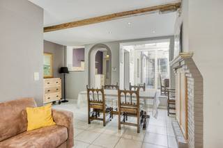 Dit charmante huis, in de Sint-Jorisstraat, werd in 2011 volledig gerenoveerd. Alles werd aangepakt: van technieken tot afwerking met als...
