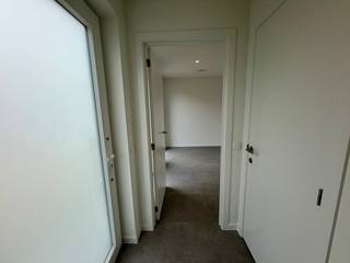 Ben je op zoek naar een splinternieuw, duurzaam en modern huis in Limburg? Deze woning in Leopoldsburg combineert hedendaags wooncomfort met een uitstekende ligging. Het betreft een halfopen bebouwing die als nieuwbouw volledig voldoet aan de strengste energienormen, waardoor het pand bijzonder energiezuinig is.<br /><br />De ligging biedt een vlotte verbinding naar de belangrijkste invalswegen en het levendige centrum van Leopoldsburg, wat het de ideale uitvalsbasis maakt voor gezinnen en koppels die op zoek zijn naar rust én comfort.<br /><br />Indeling :<br /><br />Gelijkvloers: <br /><br />- inkomhal <br />- woonkamer <br />- keuken <br />- toilet <br />- berging <br />- tuin met terras <br /><br />Verdiep +1: <br /><br />- nachthal<br />- 3 slaapkamers <br />- badkamer <br />- berging <br /><br />Extra info:<br /><br />- bovenverdieping voorzien van een airco<br />- EPB: +A<br /><br /><br />De snelste manier om een bezoek te brengen aan deze woning? Vraag je bezoek aan via de rode knop op onze website (www.dewaele.com).<br /><br />Telefonisch kunnen er geen afspraken gemaakt worden. Bij andere vragen kun je ons telefonisch contacteren via 011 30 50 50.<br /><br />Tot binnenkort!