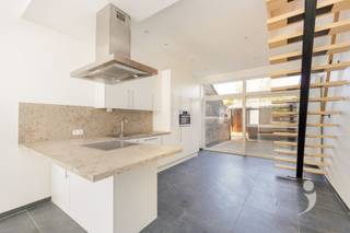 <p><span>Maison familiale magnifiquement rénovée dans un emplacement de choix. </span></p><p><span> </span></p><p><span>La propriété dispose d'un espace de vie spacieux, fini à la perfection avec un look contemporain moderne. </span></p><p><span>La cuisine est adjacente et dispose de nombreux espaces de rangement. Elle est entièrement équipée d'appareils AEG (lave-vaisselle, four combiné, plaque de cuisson vitrocéramique, réfrigérateur avec compartiment congélateur)</span></p><p><span>Grâce aux grandes fenêtres, la cuisine bénéficie d'une lumière naturelle abondante. Une fenêtre coulissante dans la cuisine s'ouvre sur l'agréable terrasse.</span></p><p><span>Au premier étage se trouve la première chambre (14m²), les toilettes avec lavabo + placard intégré et la salle de bain. La salle de bain est équipée d'une très grande douche à l'italienne  et d'un double lavabo.</span></p><p><span>Au deuxième étage se trouve l'autre chambre d'une surface de 20m² avec des placards intégrés pouvant servir de dressing. </span></p><p><span>Toute la maison est équipée de spots encastrés et de volets. Les volets du rez-de-chaussée sont électriques.</span></p><p><span> </span></p><p><span>Cette maison rénovée a un très bon score EPC grâce à son isolation, sa nouvelle chaudière à gaz, ses nouvelles fenêtres et son système de ventilation active. </span></p><p><span> </span></p><p><span>Et l'emplacement ? C'est le top !<br />La propriété est située à proximité des commerces, de la boulangerie, des écoles ainsi que de la gare d'Aarschot et des autoroutes.<br /><br />Vous vous demandez si cette propriété est faite pour vous ? Venez le découvrir et demandez votre visite en appelant le 0470 55 64 24 ou info@immolivit.be ! </span></p><p><span> </span></p>