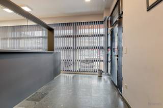 <strong>Ruim handelspand te huur in het centrum van Tessenderlo</strong><br /><br />In het bruisende centrum van Tessenderlo vinden we dit ruime handelspand terug, gelegen op een zichtbare en vlot bereikbare locatie. Dankzij de centrale ligging, nabij diverse winkels, horeca en andere voorzieningen, is dit pand zeer geschikt voor uiteenlopende commerciële activiteiten. Zowel met de wagen als met het openbaar vervoer is het pand vlot bereikbaar. <br /><br />Het kantoor heeft drie aparte ingangen langs de voorzijde en een ingang langs de achterzijde van het gebouw. We komen binnen in een zeer ruime kantoorruimte met een handige berging voor extra stockage. Aan de achterzijde bevinden zich vier bureauruimtes, ingemaakte kasten voor stockage én aparte toiletten.<br /><br />Via de gang achteraan kunnen we doorlopen in het rechts gedeelte van het handelspand. Dit gedeelte werd ingedeeld met achteraan een ruime vergaderzaal, vooraan een kantoorruimte (voorheen gebruikt als archief), een keuken en aparte toiletten. Deze ruimte heeft ook een aparte ingang langs de voorkant.<br /><br />Aan de achterzijde van het gebouw bevindt zich nog een bijhorend (privatief) terras waar het heerlijk vertoeven is.<br /><br />De verwarming van de ruimtes gebeurd via centrale verwarming op aardgas en via airconditioning.<span> De ramen zijn voorzien van dubbele beglazing en de muren zijn goed geïsoleerd, wat resulteert in een energielabel B. <br /><br />Het handelspand wordt verhuurd aan een huurprijs van 1.900,00 euro per maand en het is meteen beschikbaar. </span><br /><br />Spreken dit ruime handelspand jullie aan? Contacteer ons via info@bosmanvastgoed.be voor meer info of een bezoek ter plaatse. Wij helpen jullie graag verder!
