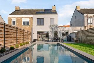 Deze instapklare woning (gerenoveerd in 2021) met garage en zwembad is gelegen in een rustige buurt, vlakbij het centrum van Ledegem.<br /><br />De woning is als volgt ingedeeld:<br />Gelijkvloerse verdieping: inkomhal met gastentoilet, leefruimte met zicht op de tuin, ingerichte keuken, ruime inpandige garage met automatische poort, alsook de prachtige zuidwestgerichte tuin met zwembad en tuinberging.<br />Eerste verdieping: 2 slaapkamers en een badkamer (inloopdouche, wc en lavabo).<br />Tweede verdieping: ruime gang (ingedeeld als bureau) en 3e slaapkamer.<br /><br />Deze woning is gelegen in een rustige straat, volledig gerenoveerd in 2021, verwarmd zwembad met poolhouse, 12 PV panelen, EPC label B, regenwaterput van 10.000L, asbestveilig en een conforme elektriciteit.<br /><br />Deze prijs is een VANAFprijs. Elk bod gelijk of hoger aan deze prijs wordt voorgelegd aan de verkopers.<br /><br />PLUSPUNTEN:<br />- CONFORME ELEKTRICITEIT, ASBESTVEILIG<br />- EPC B<br />- RUSTIG GELEGEN, VLAKBIJ CENTRUM<br />- INSTAPKLAAR