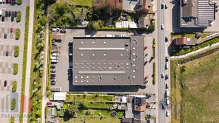 Bâtiment d'entreprise indépendant idéalement situé sur un terrain de 5 905 m², comprenant des espaces de stockage, des bureaux, deux appartements et un logement de concierge.<br /><br />L'espace de stockage de 1 750 m² est constitué d'une structure robuste en acier et en béton avec un revêtement de façade métallique et est équipé, entre autres, de lanterneaux, de coupoles de désenfumage, d'un raccordement électrique de 40 A 3x400 N, d'un raccordement au gaz, d'un système de chauffage et bénéficie d'une hauteur libre de 6 mètres (925 m²) et de 3,50 mètres (825 m²). La zone inférieure se trouve sous l'étage des bureaux et peut éventuellement être aménagée si une hauteur totale de 6 m est souhaitée. De plus, le bâtiment est équipé de 5 portes sectionnelles, dont 2 à l'arrière (3 m de largeur x 3 m de hauteur), 1 sur la façade latérale gauche (3 m de largeur x 3 m de hauteur) et 2 sur le côté droit (4 m de largeur x 4 m de hauteur).<br /><br />Les bureaux, d'une superficie de 1 400 m², sont équipés de double vitrage, d'un éclairage combinant lampes fluorescentes et LED, d'un chauffage au gaz et de diverses installations sanitaires. <br /><br />Les logements, comprenant deux appartements de 115 m² et 110 m² ainsi qu'un logement de concierge de 125 m², sont entièrement équipés et disposent des autorisations nécessaires.<br />De nombreuses places de stationnement sont disponibles sur le terrain.<br /><br />Idéal pour un utilisateur final, mais également une opportunité d'investissement très intéressante grâce aux revenus locatifs existants et au potentiel de location supplémentaire.<br />Actuellement, le bien est loué et génère un revenu locatif annuel d'environ 345 000 €, tandis que les espaces encore disponibles offrent un potentiel de loyer total d'environ 380 000 € par an.<br /><br />Contactez PANORAMA B2B pour obtenir des informations (techniques) complémentaires, des plans ou organiser une visite sans engagement au 0477 07 30 30.
