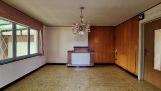 Woning met karakter en uitzonderlijk potentieel op toplocatie in Haacht.<br /><br />Ben je op zoek naar een karaktervolle gezinswoning die je volledig naar eigen smaak en wensen kunt renoveren? Dan is deze halfopen bebouwing, gelegen in een rustige en aangename woonwijk nabij het centrum van Haacht, absoluut een bezoek waard.<br />Dit renovatieproject is gelegen op een mooi, ruim perceel van 6a 67ca. Met een bewoonbare oppervlakte van maar liefst ca.180 m² biedt dit pand uitzonderlijk veel potentieel . Hoewel een grondige renovatie zich opdringt, vormt dit juist de ideale kans om hier jouw ultieme droomthuis te realiseren. Daarnaast beschikt de woning over een ruime, praktische garage en een aangename tuin waar je in alle rust van het buitenleven kunt genieten.<br />Een van de allergrootste troeven is zonder twijfel de uitstekende ligging. Je woont hier heerlijk rustig maar bevindt je tegelijkertijd op een boogscheut van het levendige centrum van Haacht en Leuvensesteenweg. Alle dagelijkse voorzieningen zoals winkels, scholen, crèches etc…liggen dan ook binnen handbereik.<br />Ook op het vlak van bereikbaarheid en mobiliteit scoort deze eigendom bijzonder goed. Dankzij de strategische ligging nabij het knooppunt Kampenhout-Sas geniet je van een vlotte, snelle verbinding richting Leuven, Mechelen en Brussel, wat de woning de ideale uitvalsbasis maakt voor pendelaars. Wie liever reist met het openbaar vervoer kan rekenen op de nabijgelegen bushaltes langs de N21 en de vlotte toegang tot de treinstations van zowel Haacht als Wespelaar.<br />Kortom: Een karaktervolle woning klaar om door jou opnieuw tot leven te worden gebracht.<br /><br />