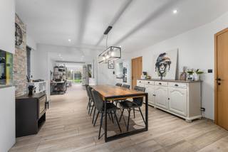 Uiterst centraal gelegen halfopen woning in het centrum van Sint-Eloois-WInkel, in nabijheid van scholen, winkels en openbaar vervoer. Ruime woning met een bewoonbare oppervlakte van 202m² gelegen op een perceel van 360m² bestaande uit inkomhal, ruime leefruimte met moderne open keuken, badkamer op gelijkvloers met inloopdouche, wasplaats. Op verdieping 2 volwaardige slaapkamers en badkamer met ligbad, vaste trap naar ingerichte ruime zolderkamer. Volledig afgesloten zongerichte tuin met uitweg. Garage met voorliggende oprit.<br /><br />TROEVEN:<br />- goedgekeurde elektriciteit<br />- 2 badkamers<br />- zongerichte tuin met uitweg<br />- Zonnepanelen<br />- nabijheid school, sporthal, openbaar vervoer...<br /><br />Contacteer ons voor een vrijblijvend bezoek aan deze woning via 056/35.40.74 of info@immo-lys.be