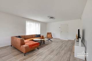 <strong>Immo Van Middelem verkoopt deze moderne gezinswoning (2023) van +/- 253m² met 4 slaapkamers, tuin en garage.</strong><br /><br />Het centrum van Ternat met winkels, scholen, sportinfrastructuur,... bevinden zich allemaal op wandel- en/of fietsafstand! Het treinstation van Ternat ligt op +/- 2,3km, de oprit naar de E40 op +/- 2,5km.<br /><br />De woning is instapklaar en beschikt over een lichtrijke leefruimte, een open keuken en een badkamer voorzien van zowel bad als douche. Ideaal voor gezinnen of koppels die comfortabel willen wonen. <br /><br />De indeling is als volgt: <br />- GELIJKVLOERS: inkomhal, aparte WC, wasplaats, woonkamer met open keuken die toegang biedt tot het terras, tuin en garage;<br />- 1STE VERDIEPING: nachthal met WC, badkamer en 4 ruime slaapkamers (+/-18m², +/-12m², +/-12m², +/-11m²);<br />- ZOLDERVERDIEPING: 1 polyvaletne ruimten bereikbaar via een vaste trap, met de mogelijkheid om nog verder in te delen naar eigen keuze;<br />- inpandige GARAGE;<br /><br />CV op gas. Zonnepanelen.<br />Vloerverwarming op het gelijkvloers.<br /><br />EPC: 29 kWh/m².jaar - Label A (UC:EP11928/A001/D01/SD001)<br />Elektriciteit conform tot 2048!<br />Vrij bij akte.