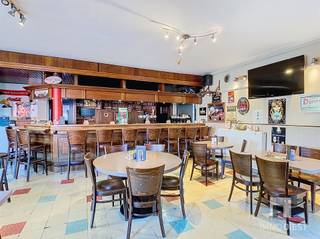 Charmante retail-/horeca ruimte in Diest, klaar om meteen op te starten. Deze locatie biedt een ruime zaal met een lange houten bar,...